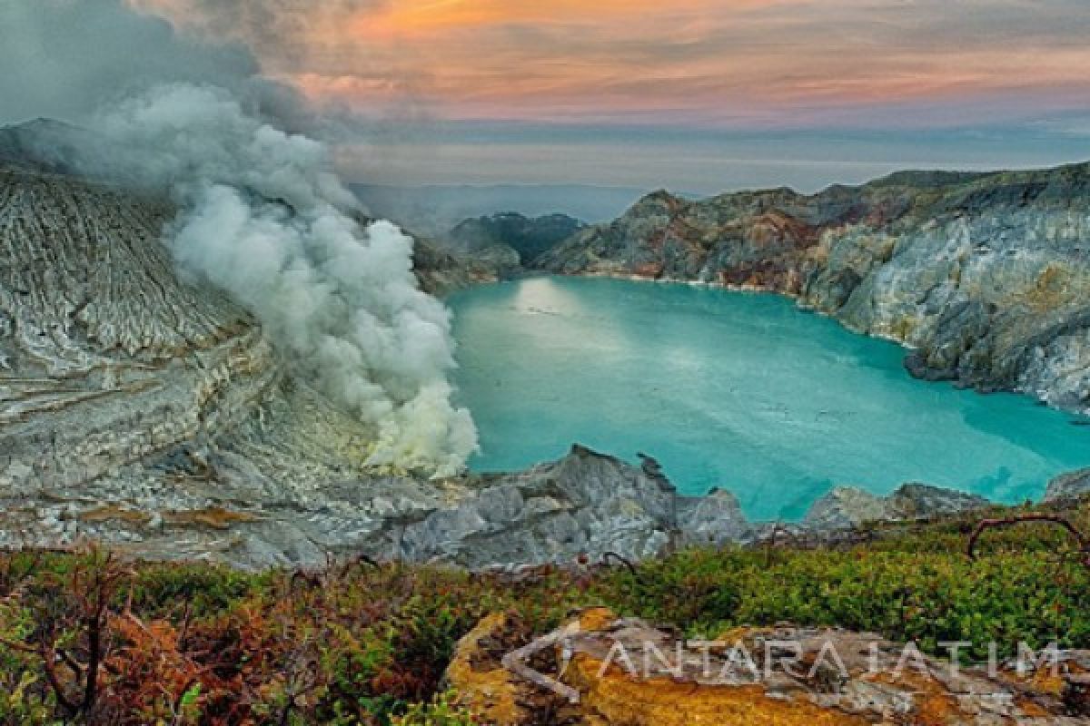 Ribuan WIsatawan Saksikan Api Biru Kawah Ijen 