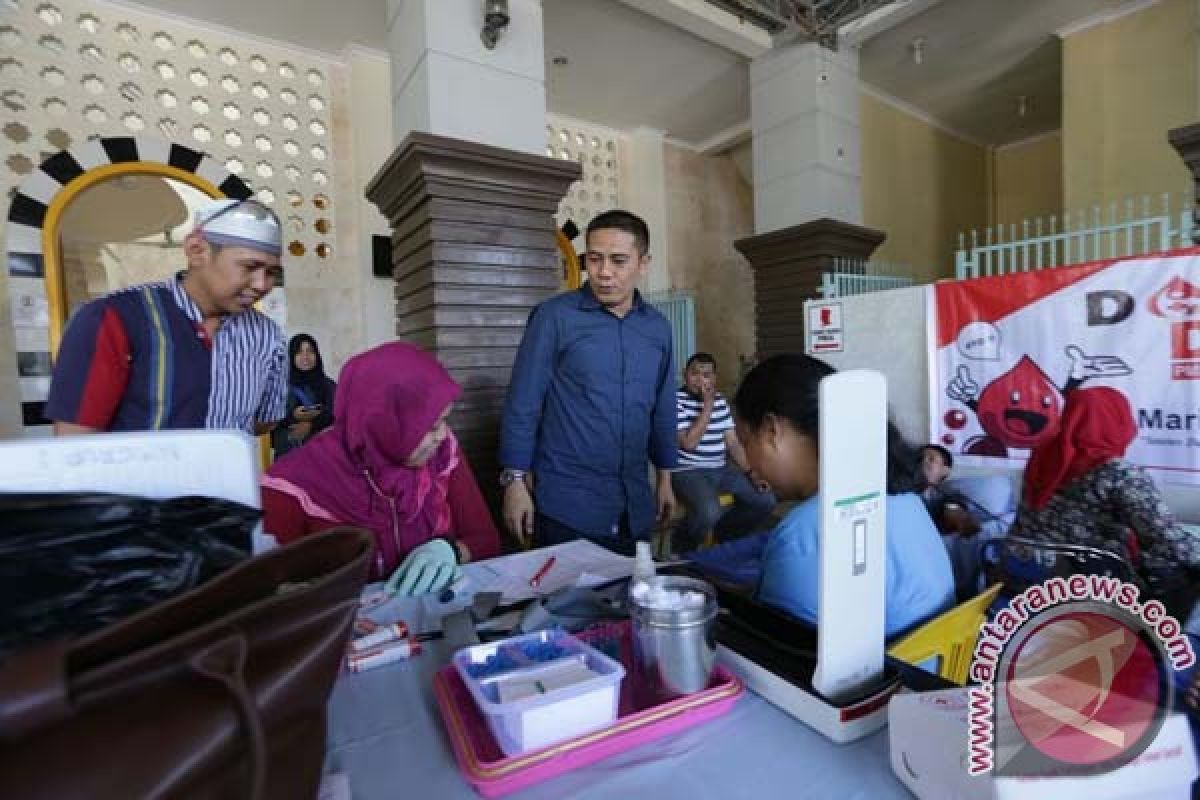 PMI Rappocini kumpulkan darah dan bersih masjid 