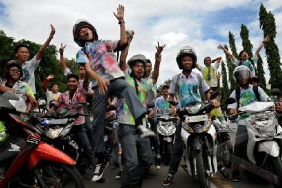 Ingin Rasakan Lulus Sekolah, Tiga Pria Ikut Konvoi