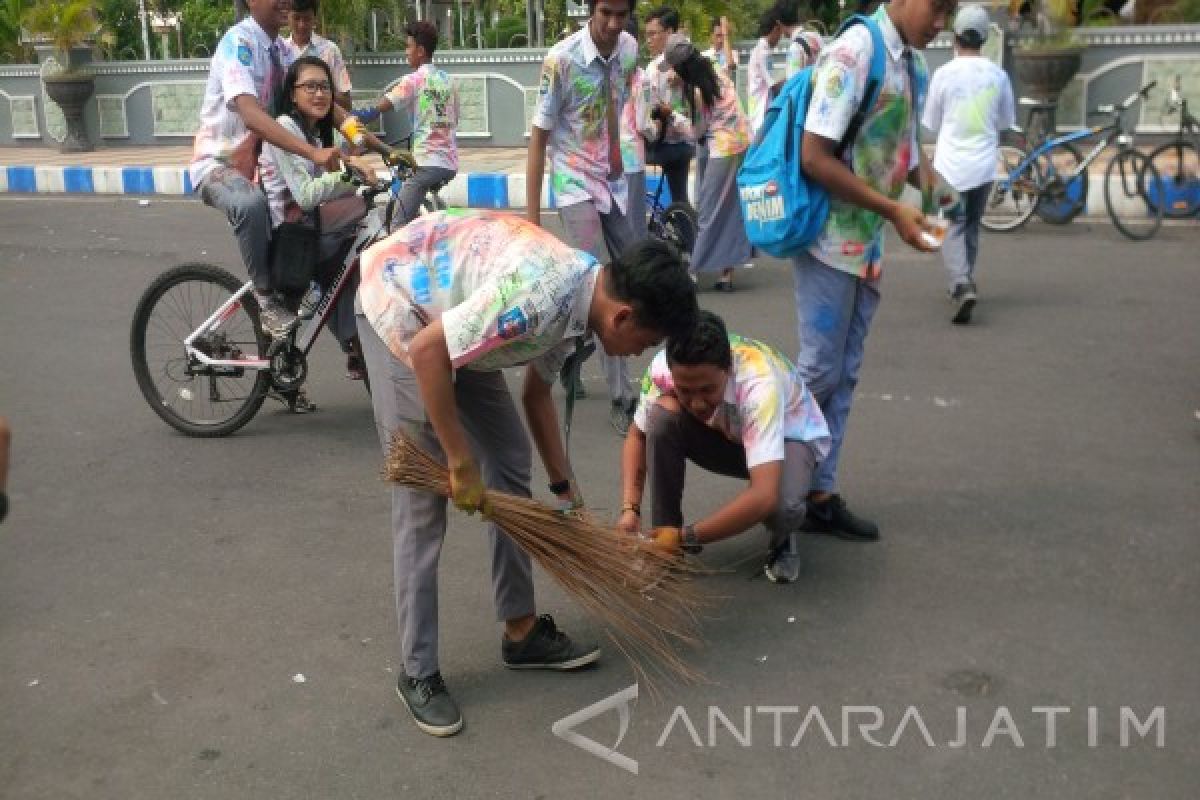 Pelajar SMA Situbondo Bakti Sosial Rayakan Kelulusan