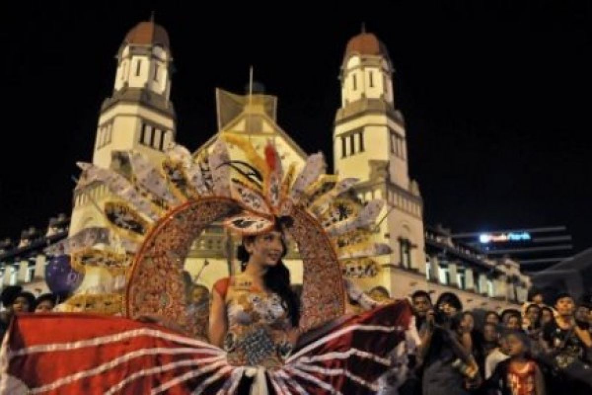 Semarang "Night Carnival" 2016 Diguyur Hujan