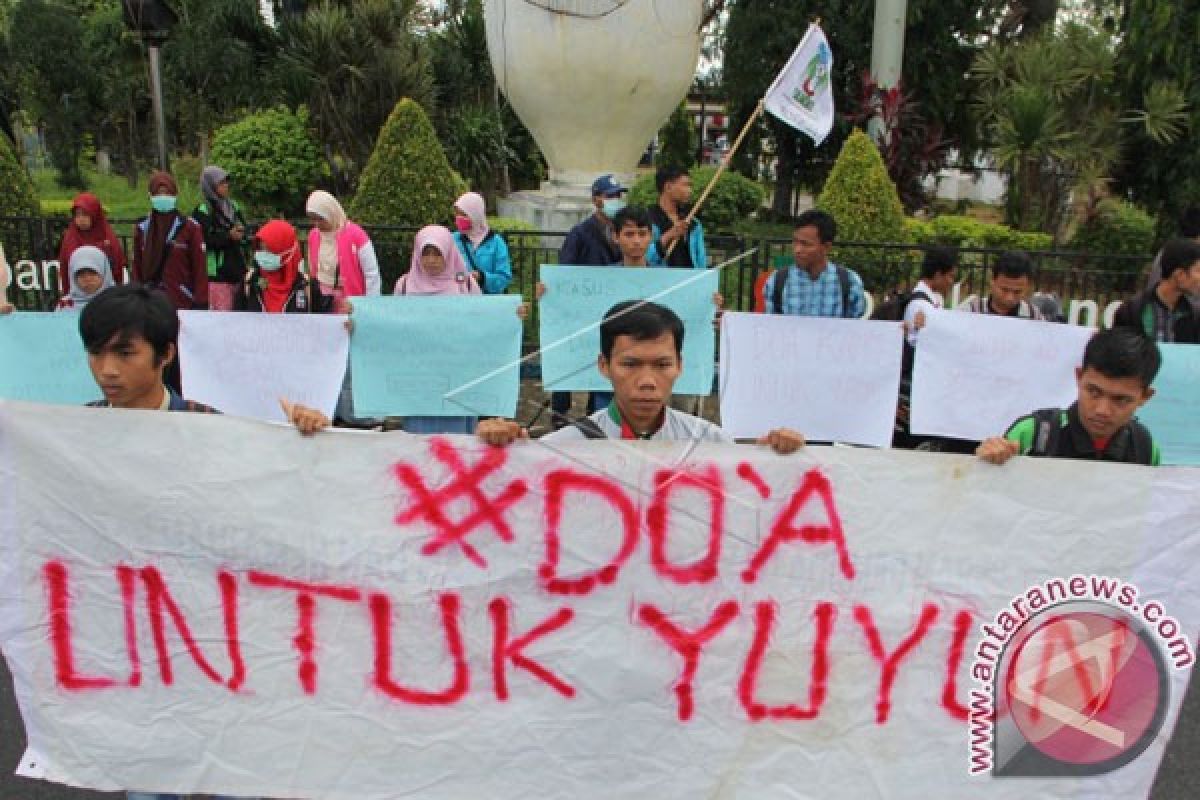 Batu Nisan dan Santunan untuk Yuyun dari Kemenag