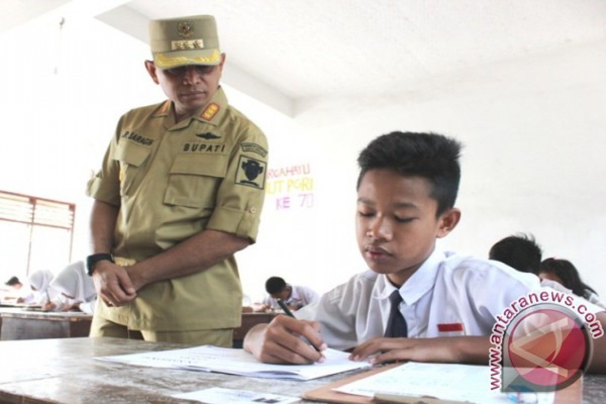 Bupati Simalungun Pantau UN SMP/MTs 