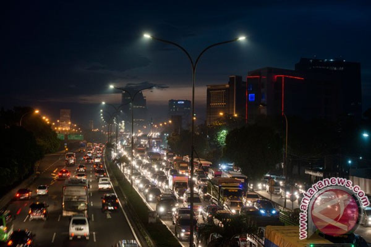 Puncak arus balik tol Cikampek terjadi Minggu