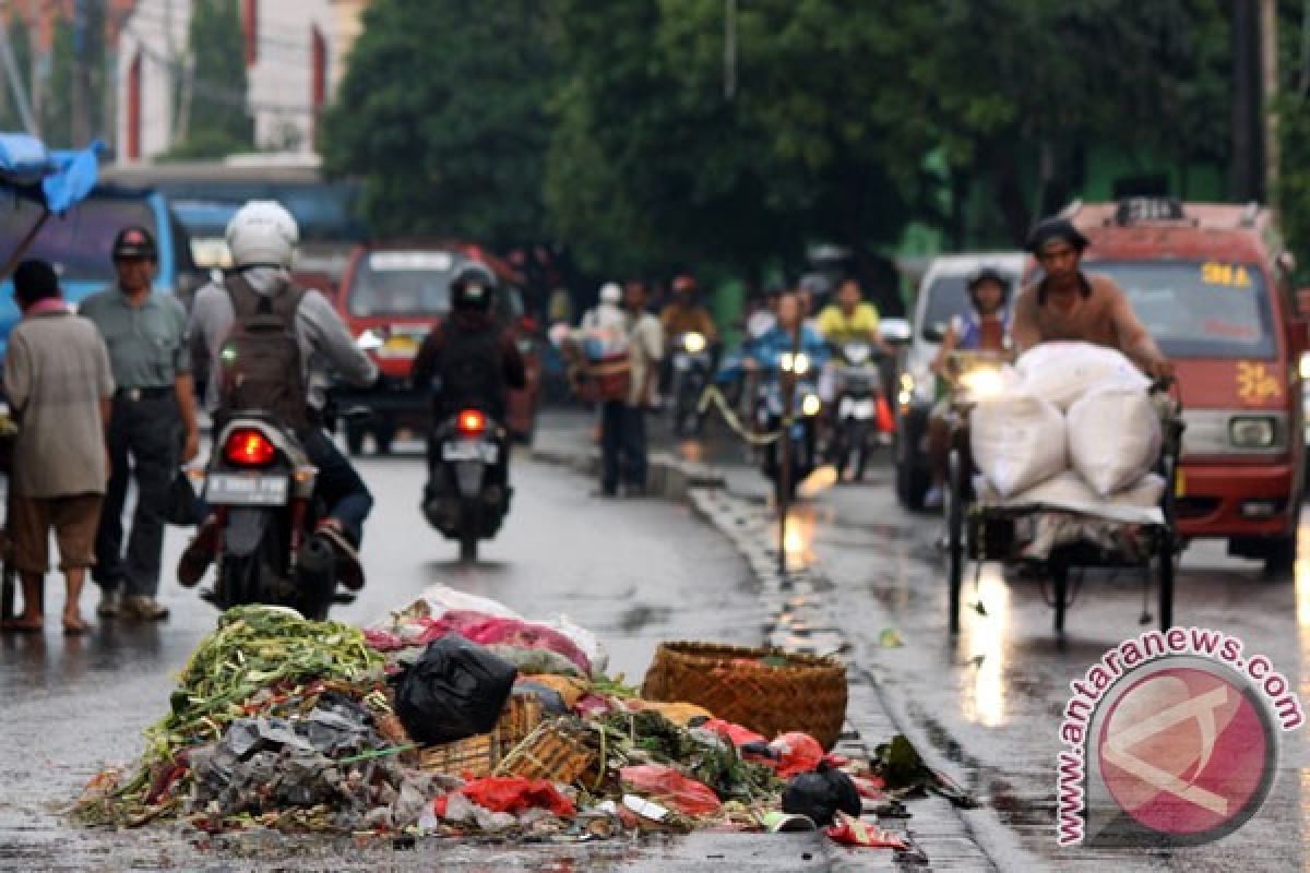 Buruh di Sambas peringati "May Day" dengan membersihkan pasar