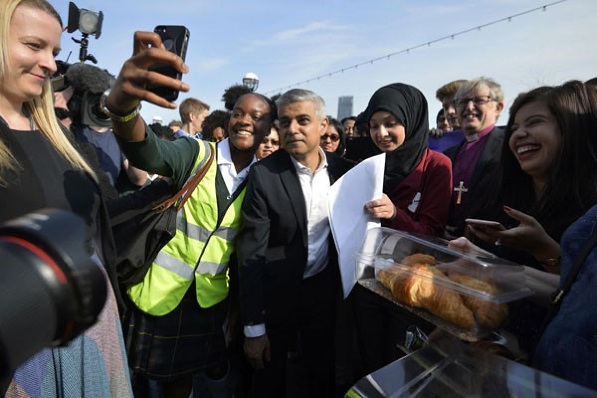 Wali Kota London Sadiq Khan terang-terangan dukung Hillary