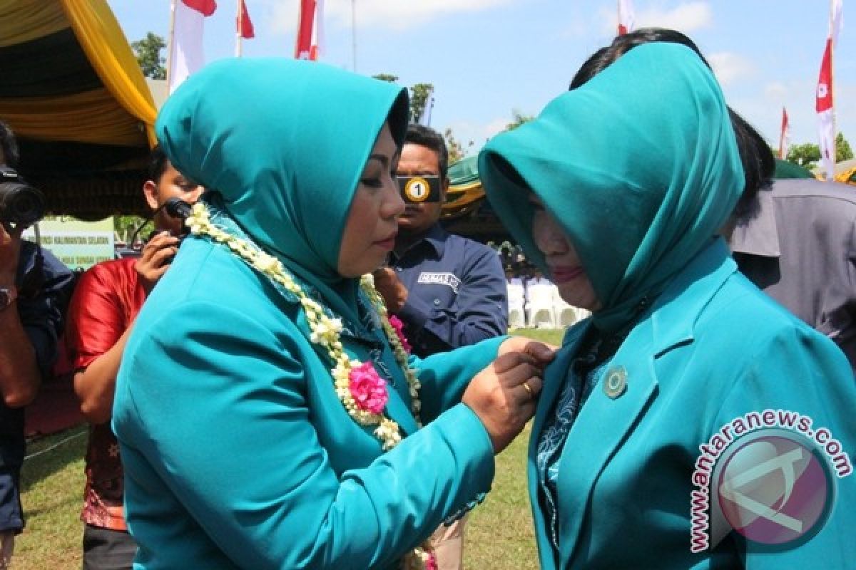 Ketua PKK HSU Raih Peniti Emas