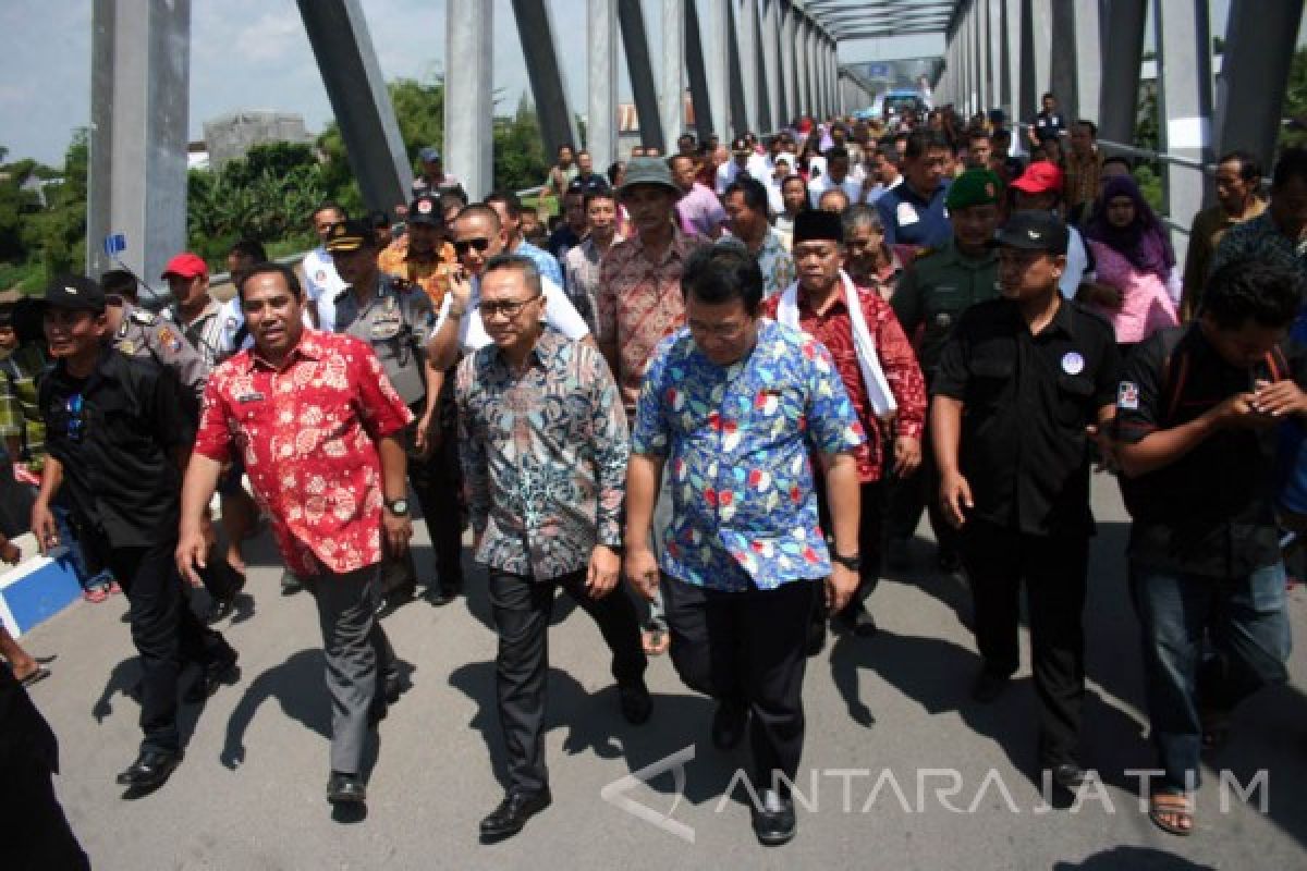 Ketua MPR Jalan di Jembatan Bengawan Solo