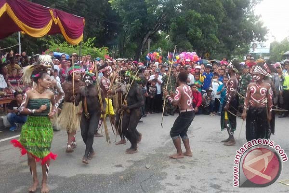 Tarian Adat Papua Meriahkan HUT Kota Kendari