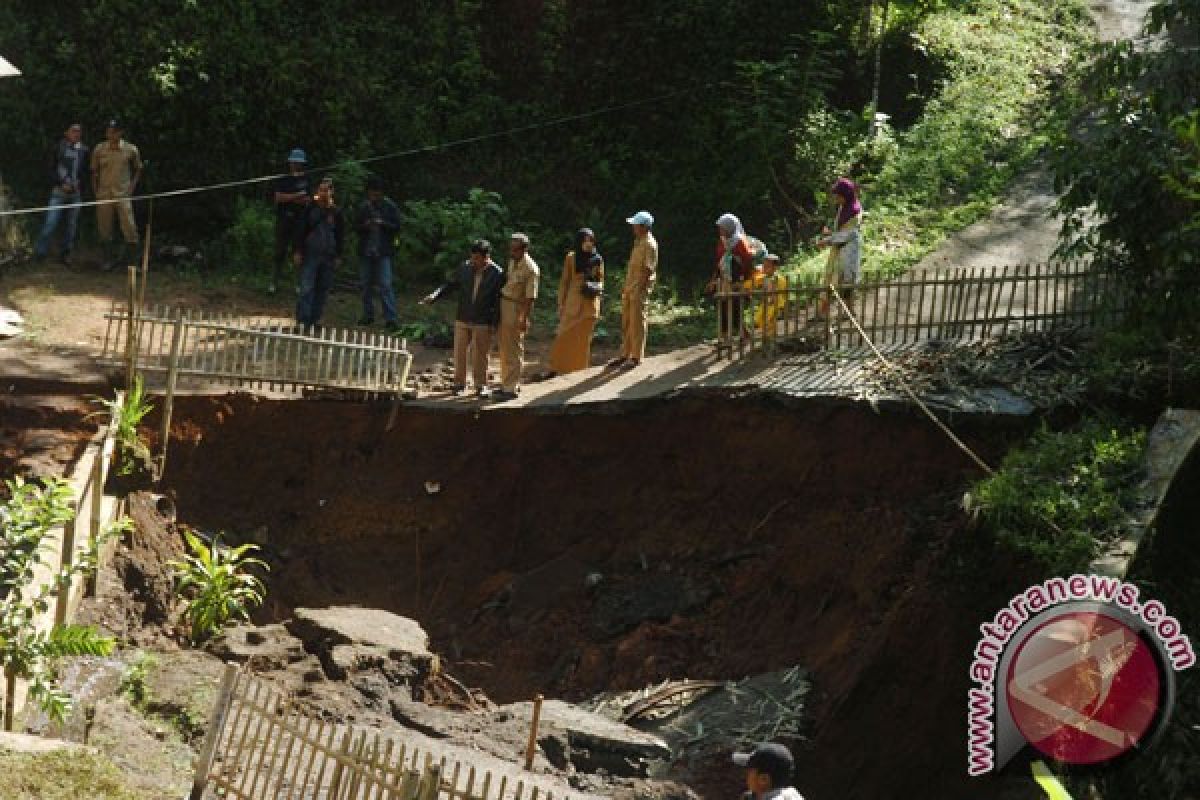 Banjir dan longsor melanda Kota Tasikmalaya