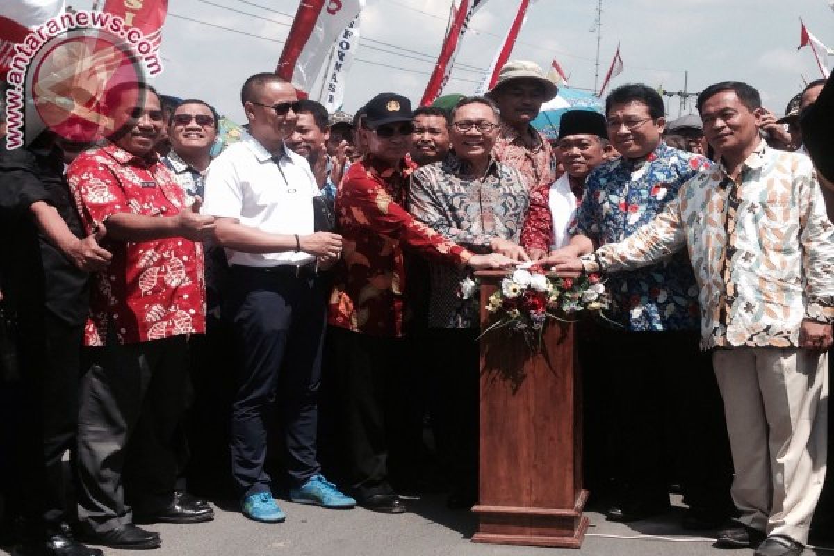 Zulkifli Hasan resmikan jembatan di Bojonegoro