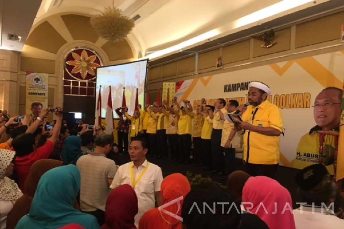 Aburizal Hadiri Kampanye Calon Ketum Golkar di Surabaya