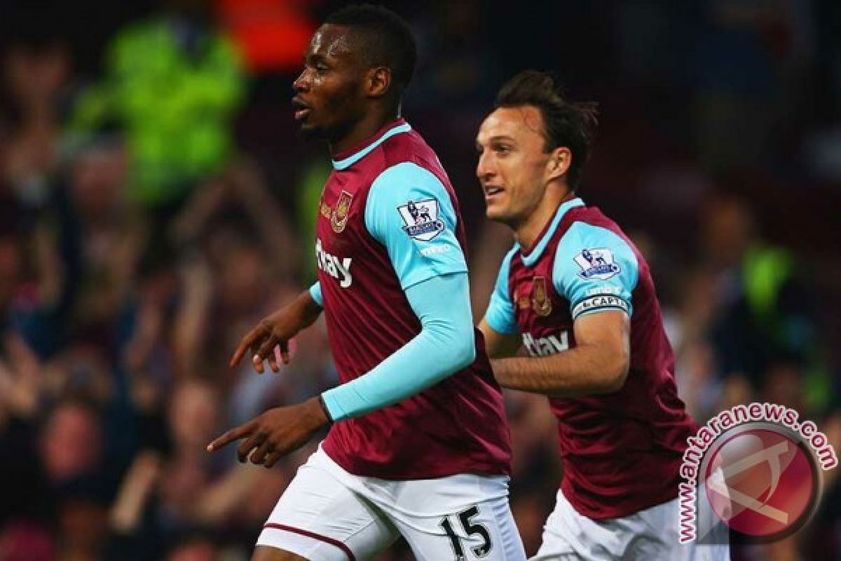 Gilas Stoke 3-0, West Ham tinggalkan zona degradasi