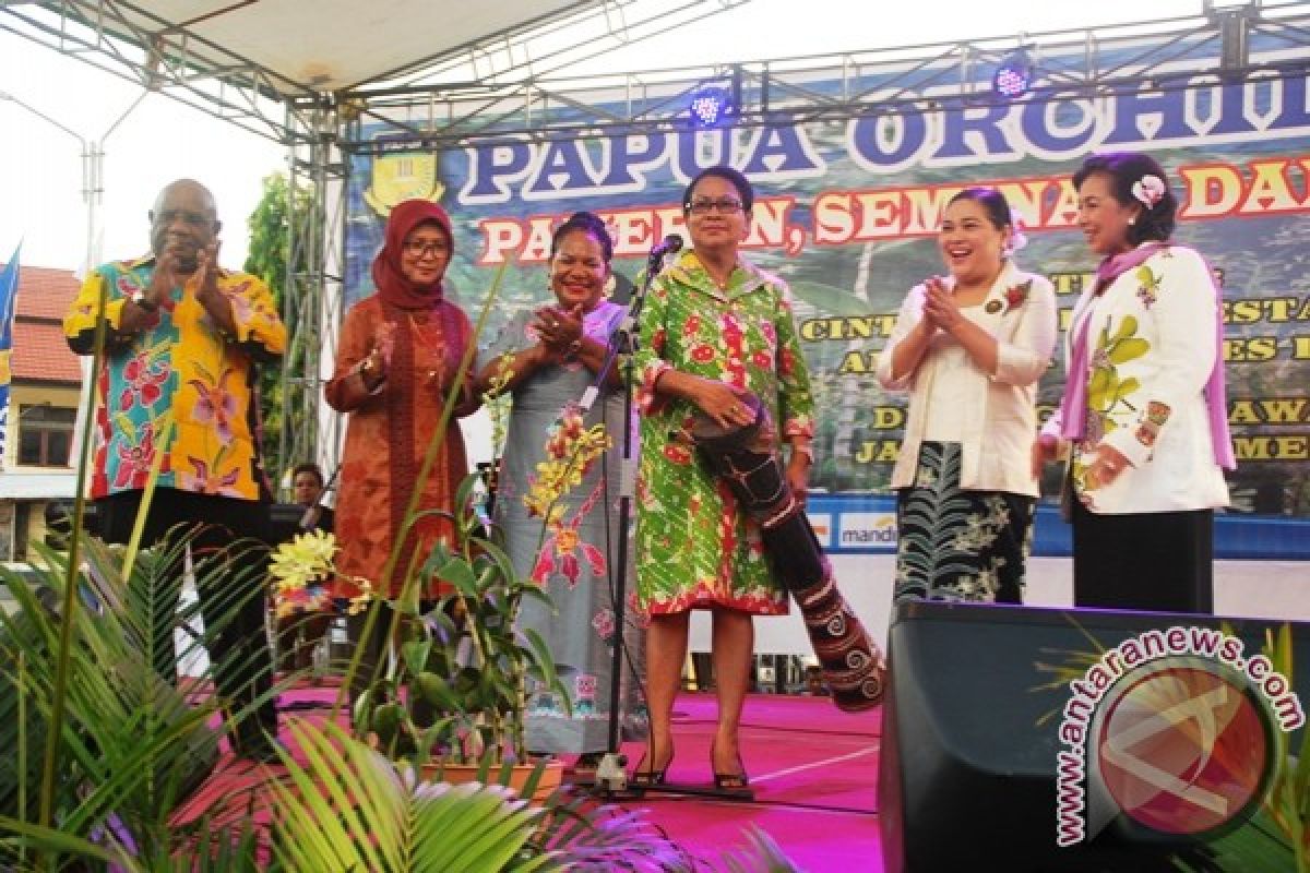 Menteri PPPA serahkan bantuan peralatan drumband siswa