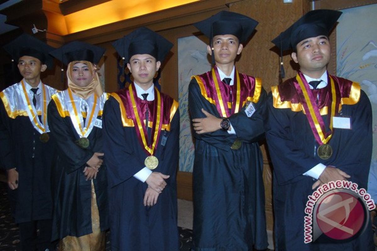 Wisudawan Terbaik STIKOM Bali