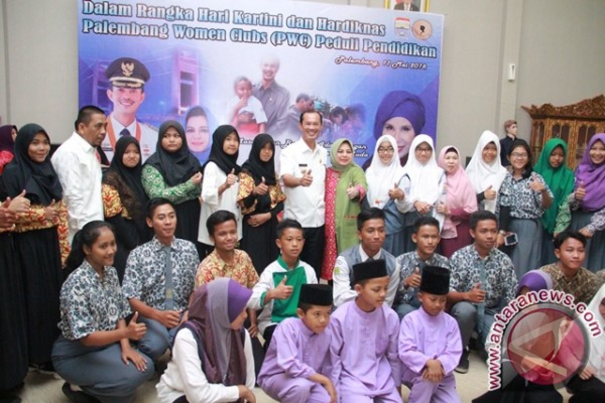 Wali Kota Palembang beri bantuan pendidikan bagi siswa tak mampu
