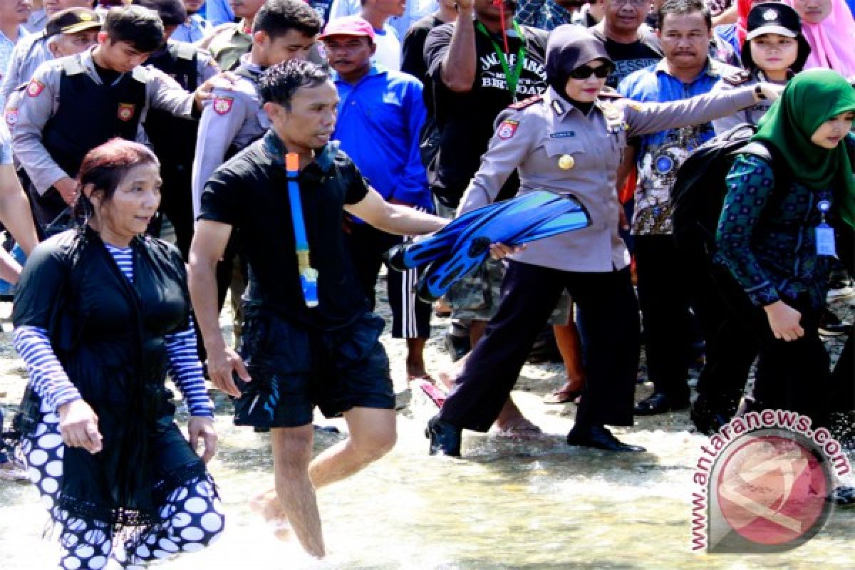 Minister Susi delivers Rp3.5 billion in assistance to fishermen in Gorontalo