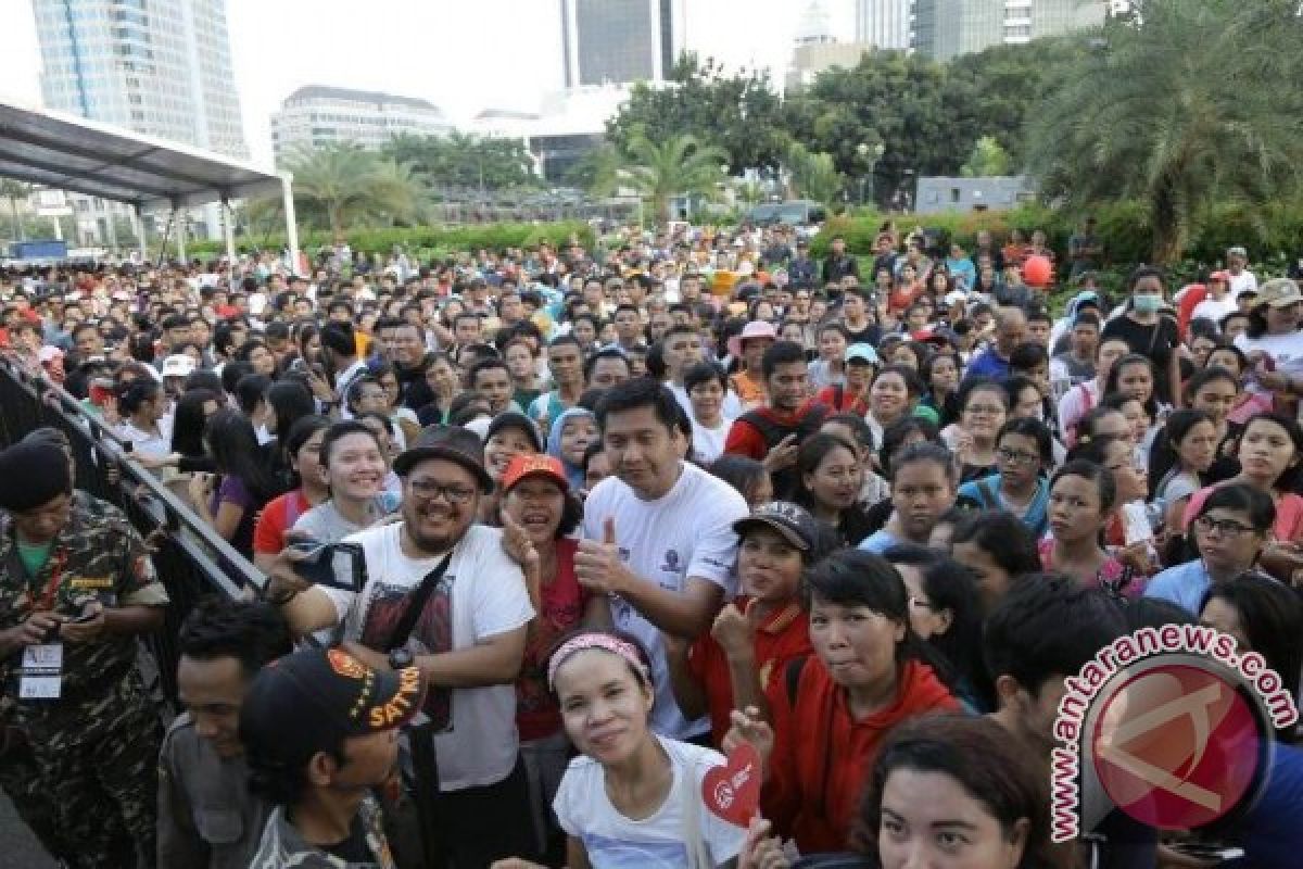 Maruarar berbaur dengan peserta jalan sehat Toba di Monas