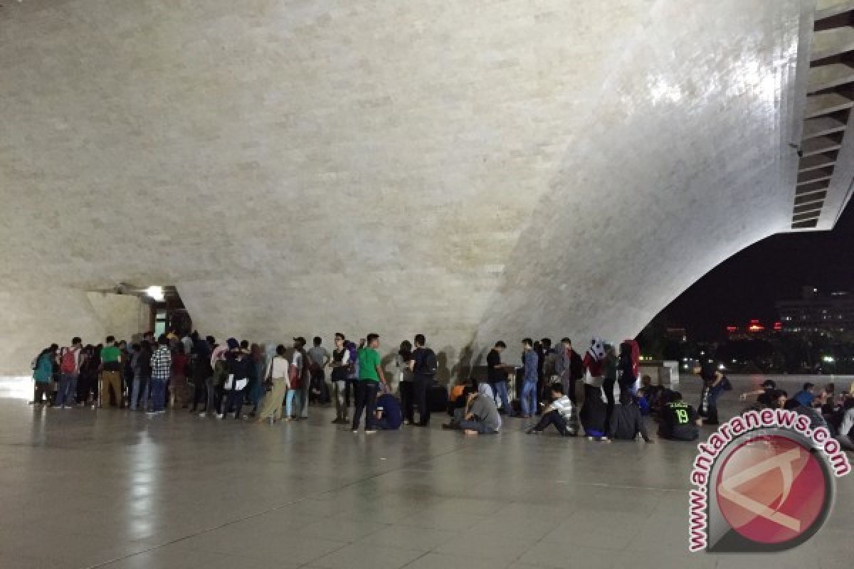 Antrian wisata malam menuju puncak Monas mengular