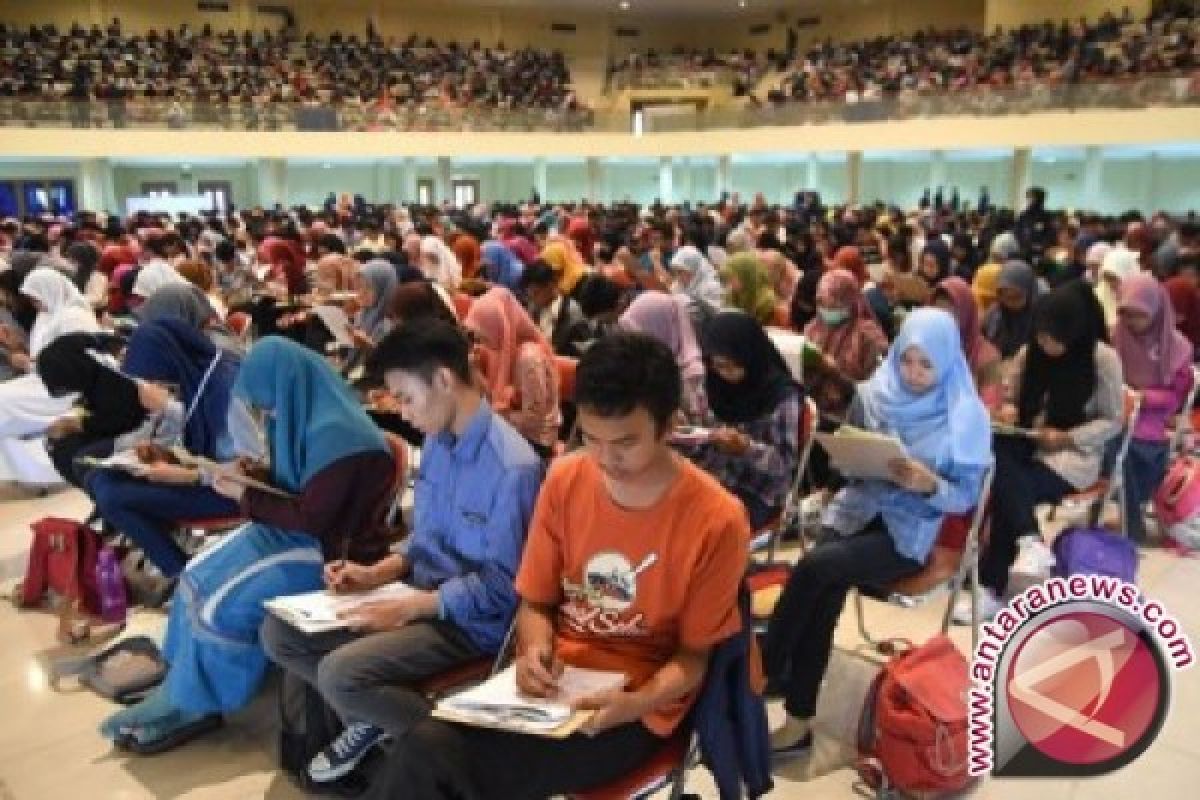 Calon mahasiswa termuda Universitas Airlangga berusia 14-15 tahun