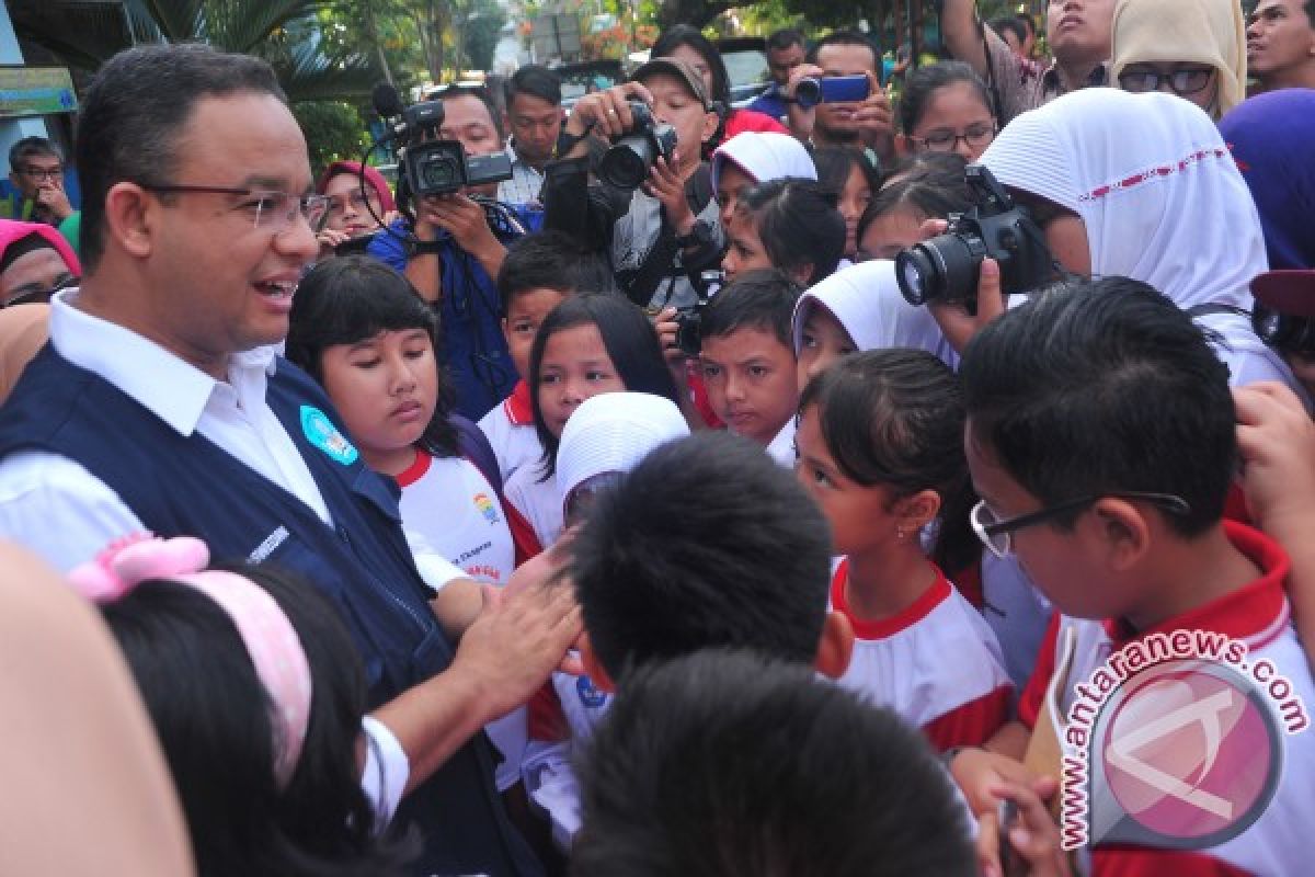 Anies 'diserbu' anak-anak Turki dan mengajak berswafoto