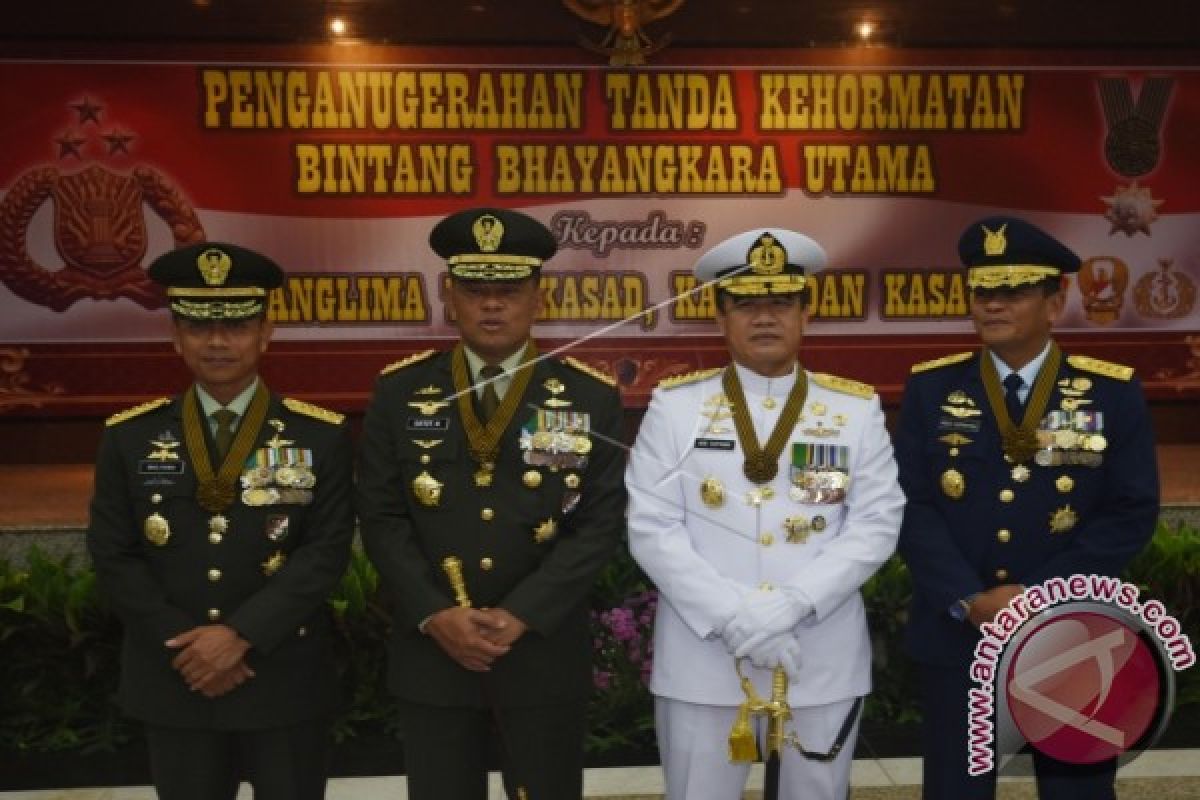 Kapolri Sematkan Bintang Bhayangkara Utama Pada TNI