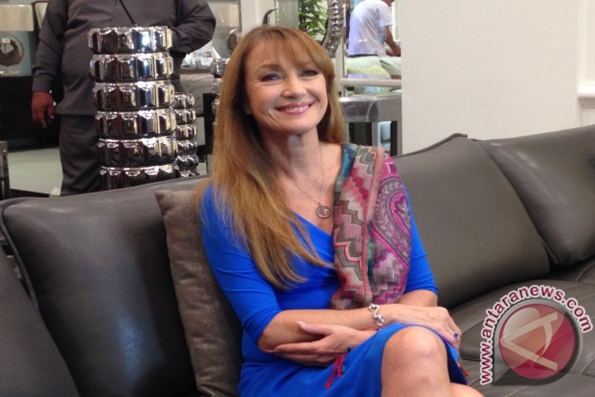 Jane Seymour, gadis Bond yang suka pakai kebaya