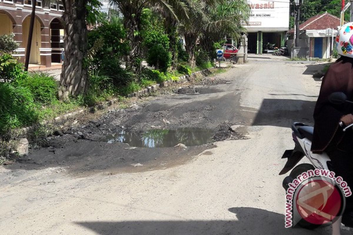 Pengguna Kendaraan Keluhkan Kerusakan Jalan Pasar Bandarjaya  