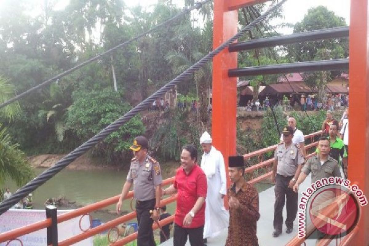 Bupati Resmikan Jembatan Penghubung Desa