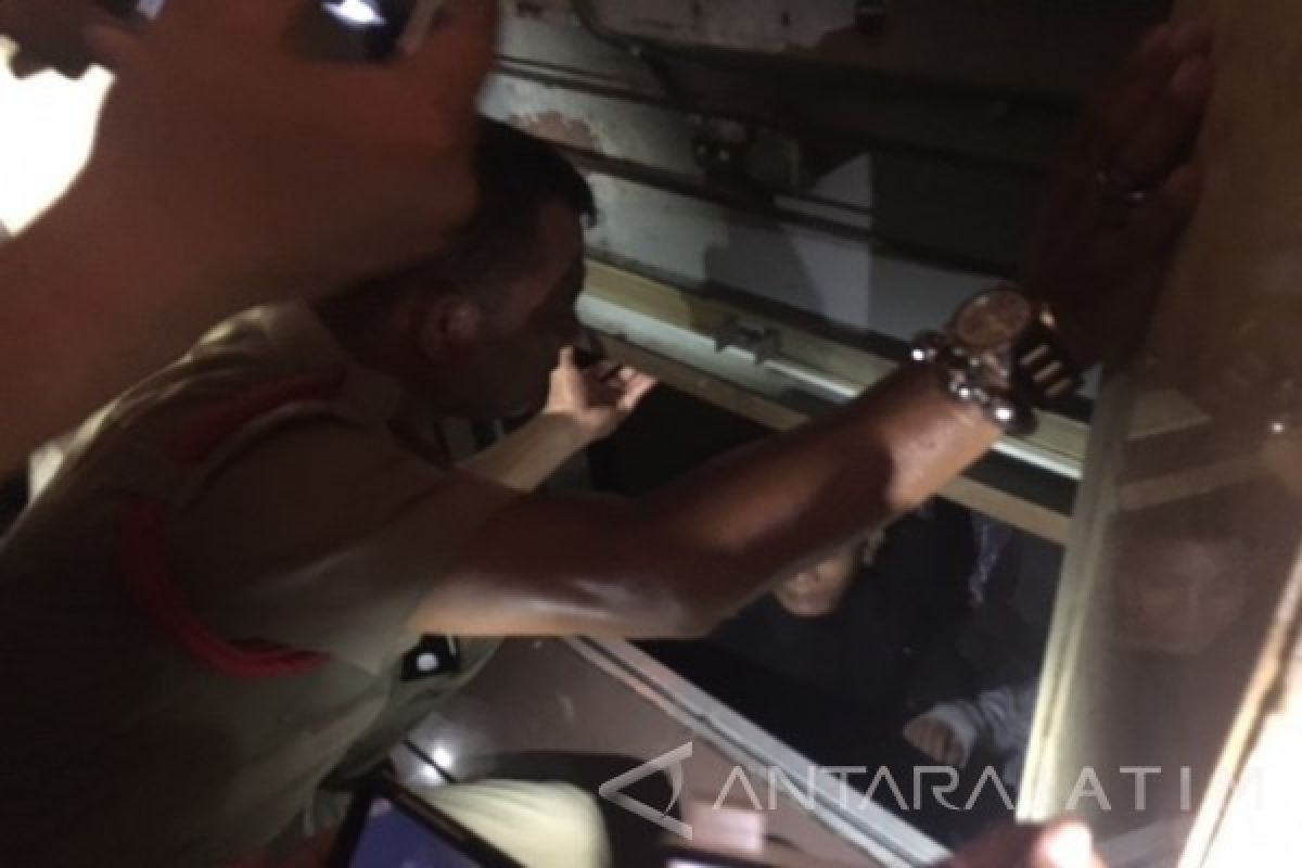 Empat Orang Terjebak Lift Gedung DPRD Surabaya