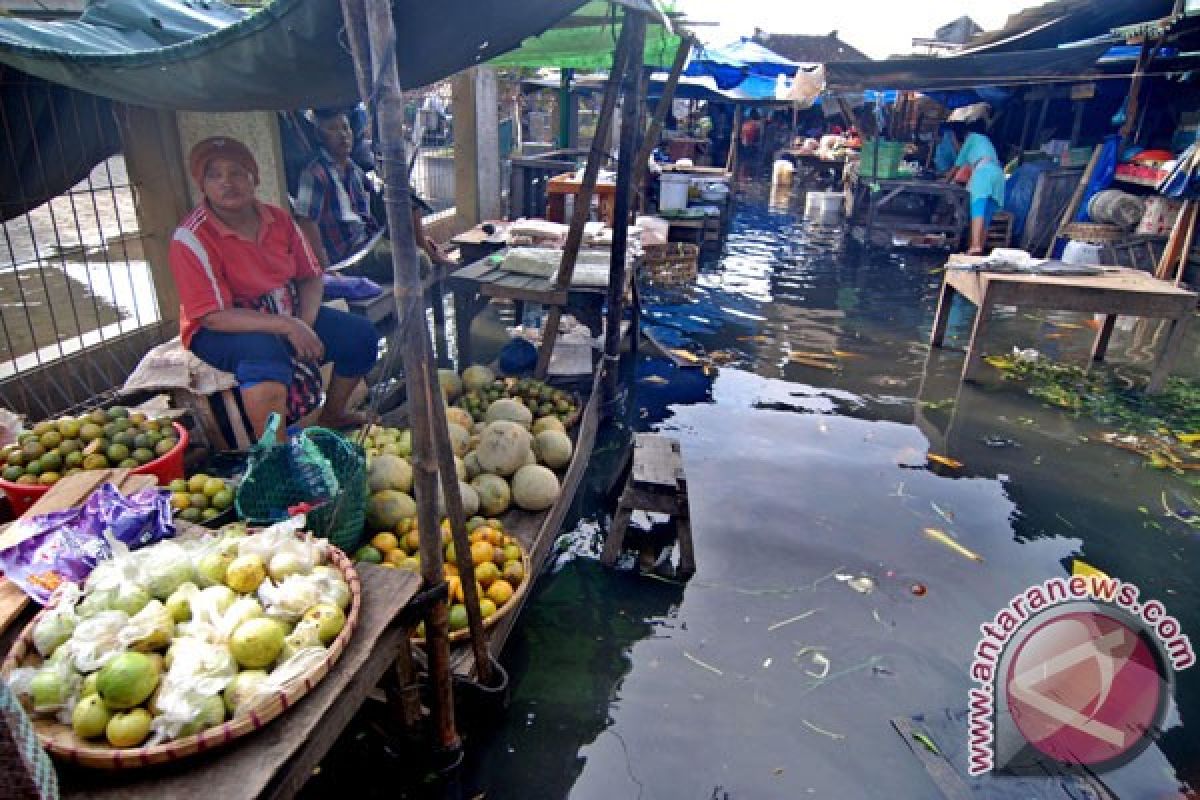 Kanal banjir banjir timur Semarang meluap akibat hujan deras