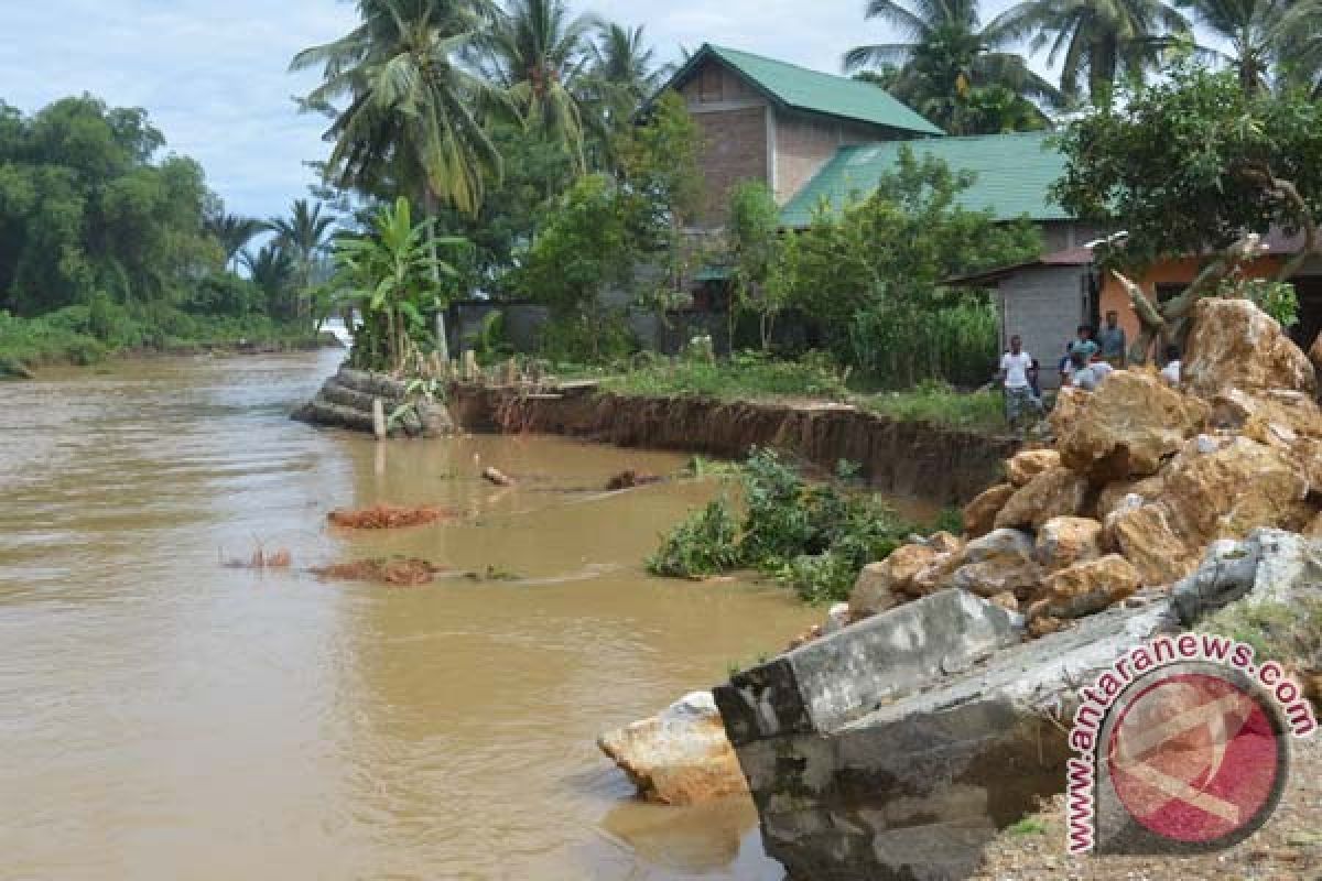 Warga pinggir sungai waspadai banjir