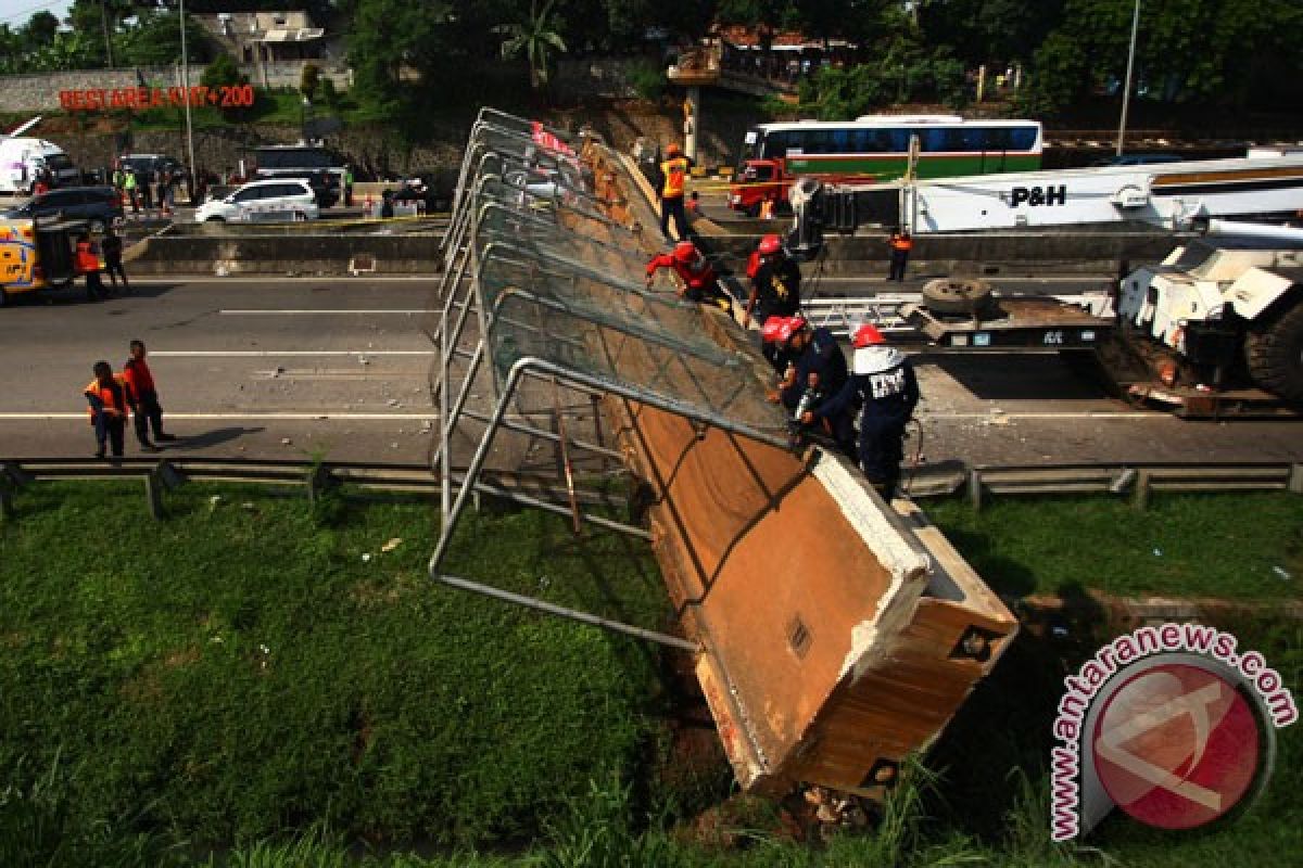 JPO Pasar Minggu roboh, tiga orang tewas