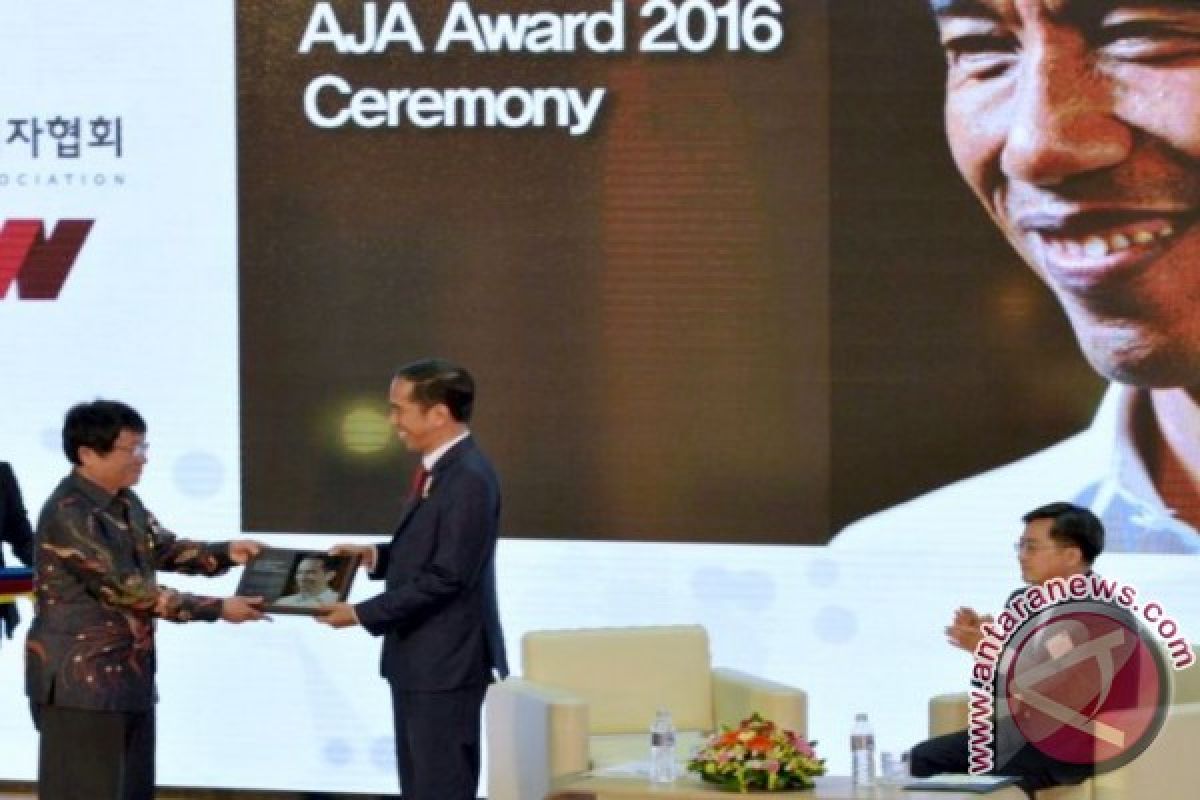 Jokowi Terima Penghargaan Asia Journalist Association 