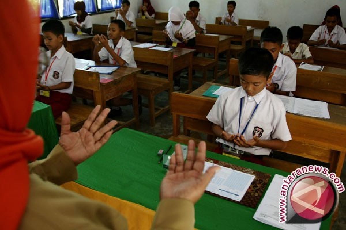 Mendikbud Tinjau Pelaksanaan UAS SD Bangka Tengah