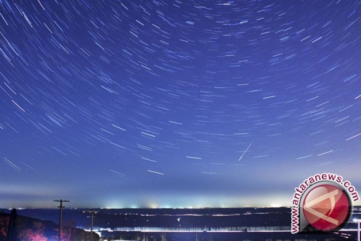 Nyala Meteor Terangi Langit Malam New England