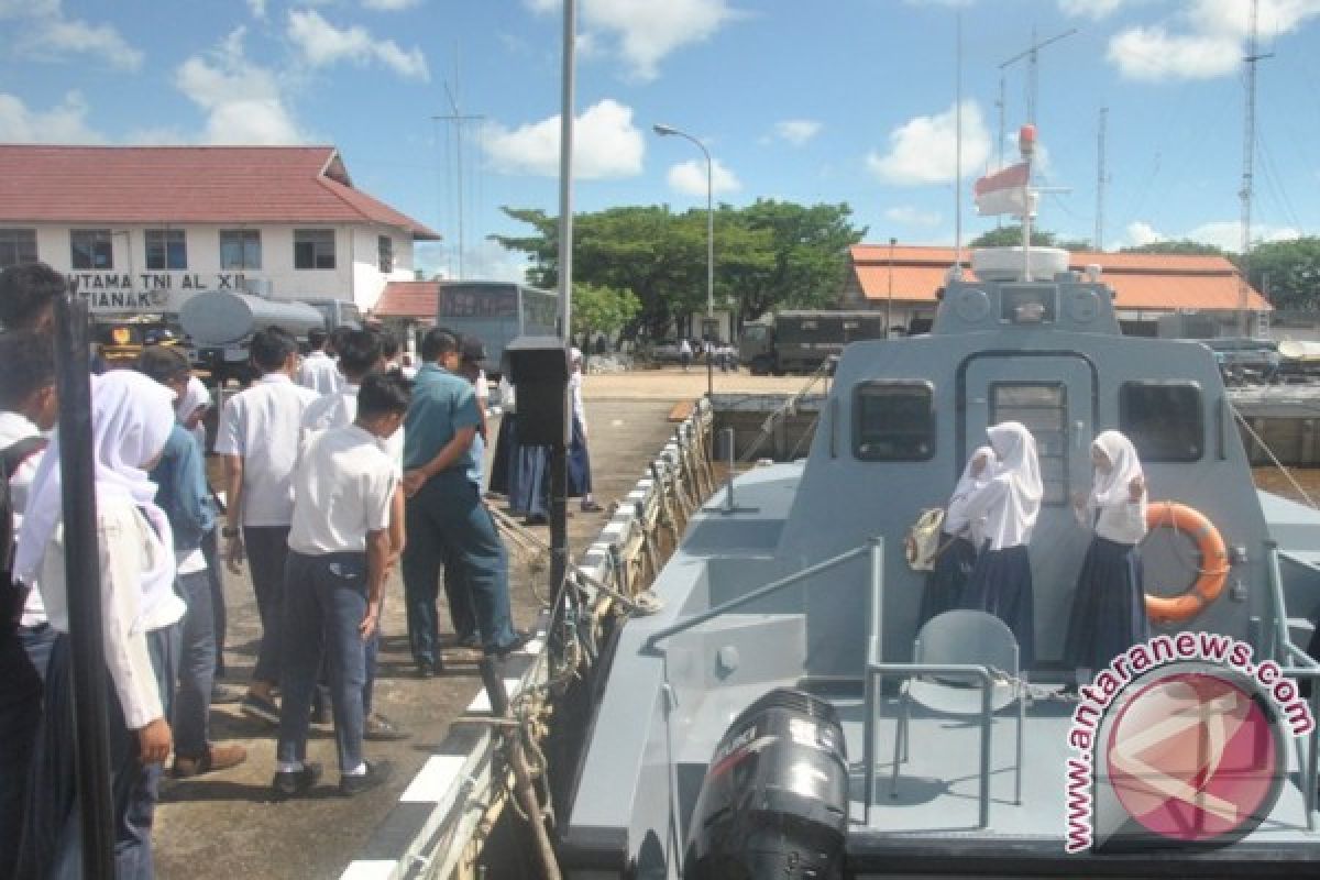 Siswa SMPN 1 Singkawang Kunjungi Mako Lantamal Pontianak