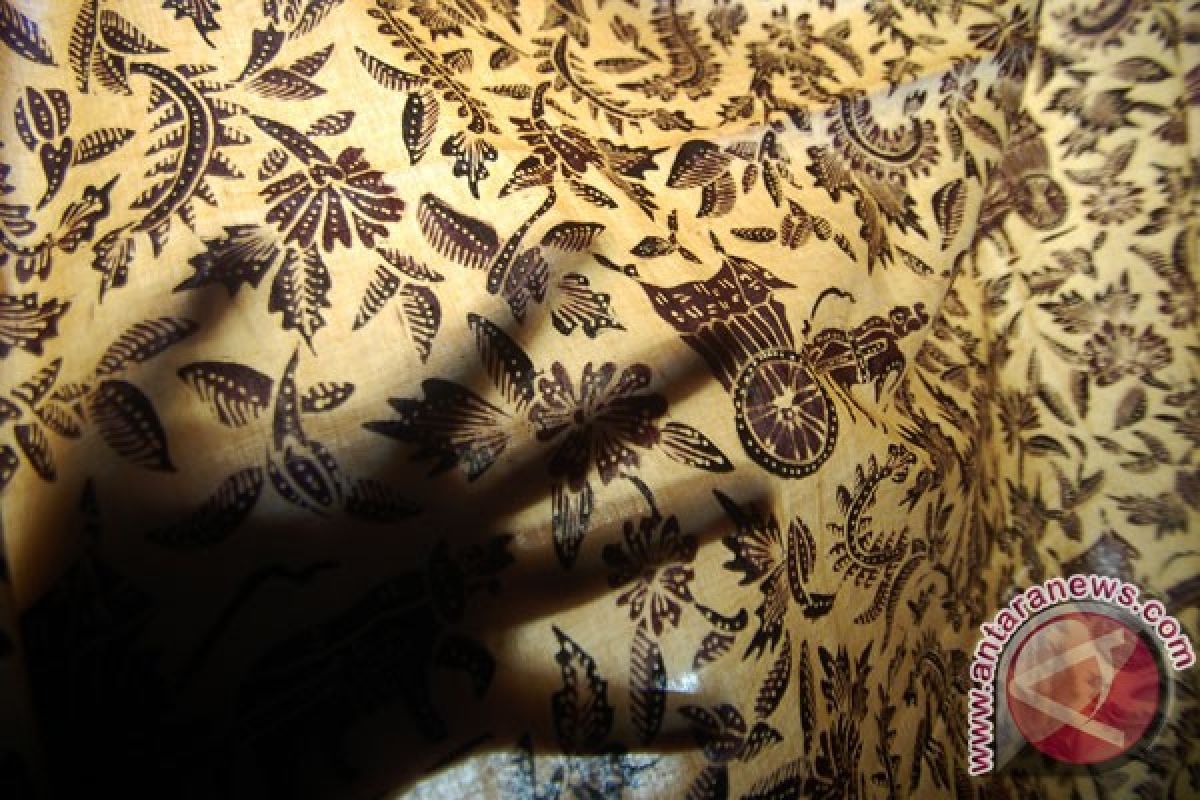 Perajin batik sarung Tulungagung kewalahan layani permintaan