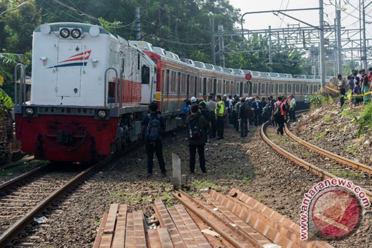 Petasan rusak kabel sinyal KRL Bekasi