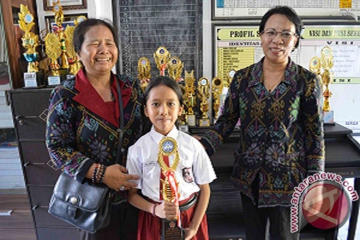 Guru Kontrak DI Buleleng Antarkan Siswa Berprestasi Nasional