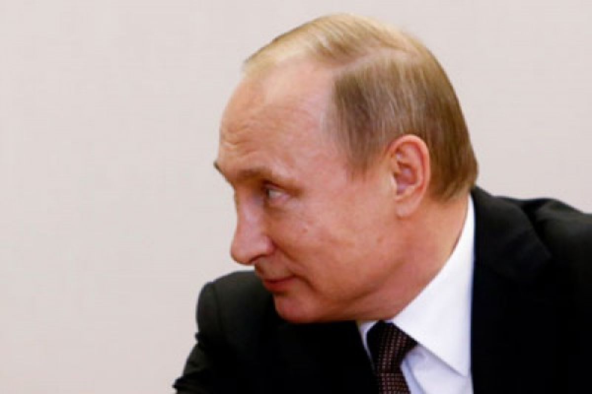 Putin hadiahkan paspor Rusia kepada aktor Steven Seagal