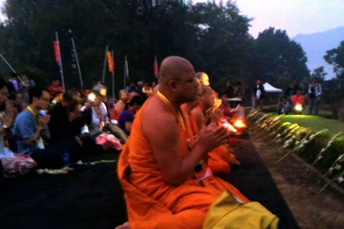 Para Biksu Doa Matahari Terbit di Borobudur