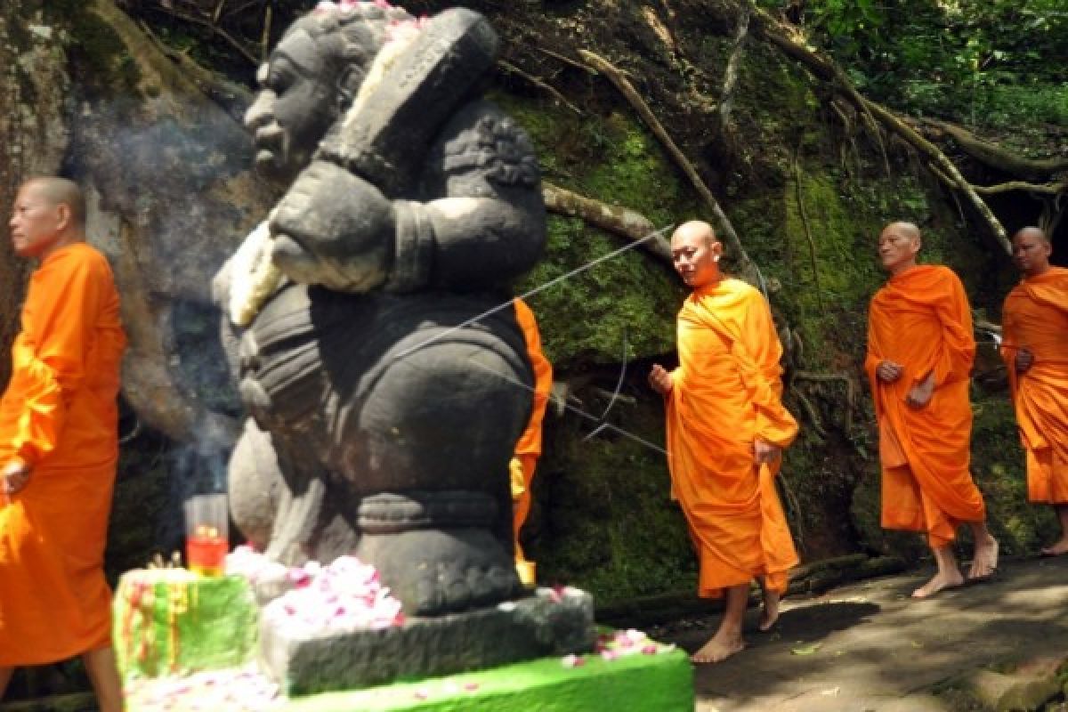  Air Api Waisak Disemayamkan di Candi Mendut