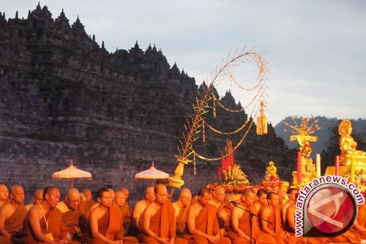 Para Biksu Lakukan Ritual Doa Jelang Matahari Terbit di Borobudur