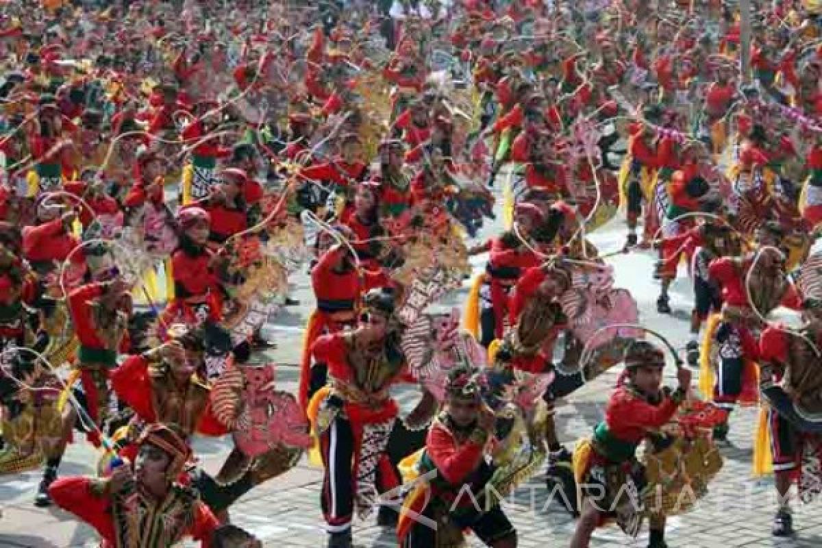 Ribuan Siswa Trenggalek Menari Kolosal Turangga Yaksa