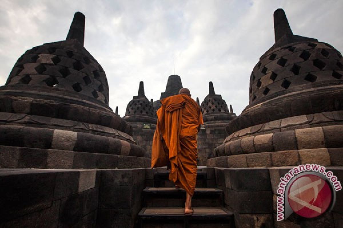 Umat Buddha upacara Siripada di Sungai Progo