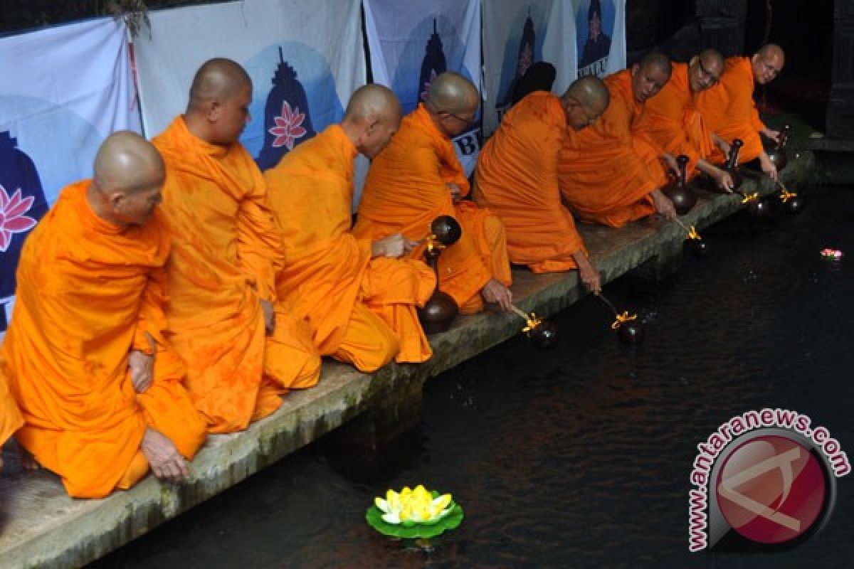 Umat Buddha lakukan pengambilan air berkah Waisak