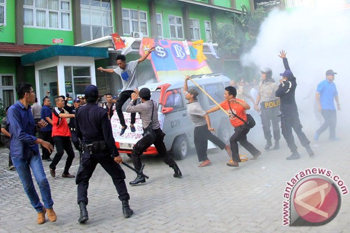 Demo Mahasiswa IAIN Lampung Berakhir Ricuh 