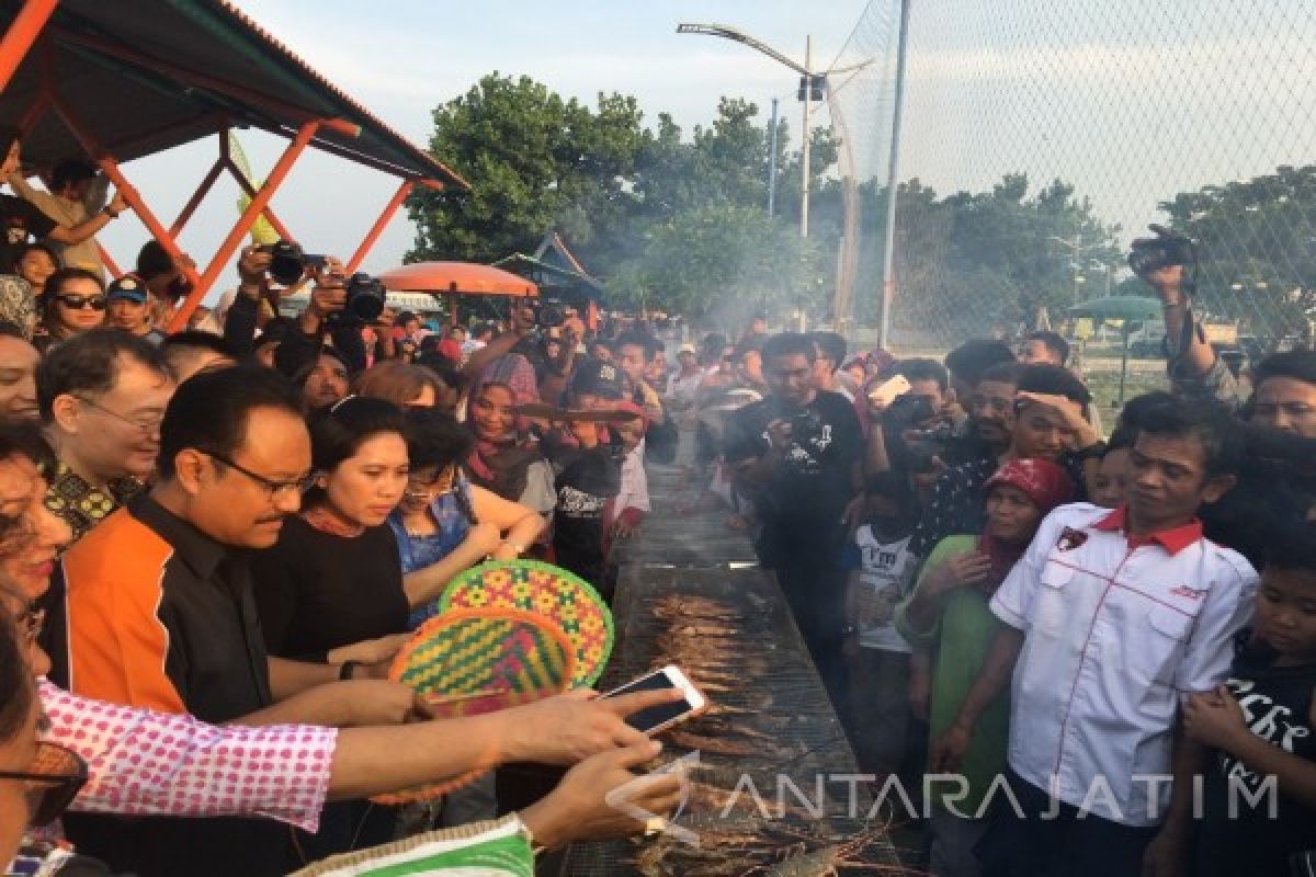Thousands of Residents Join Fish Eating Campaign in Surabaya