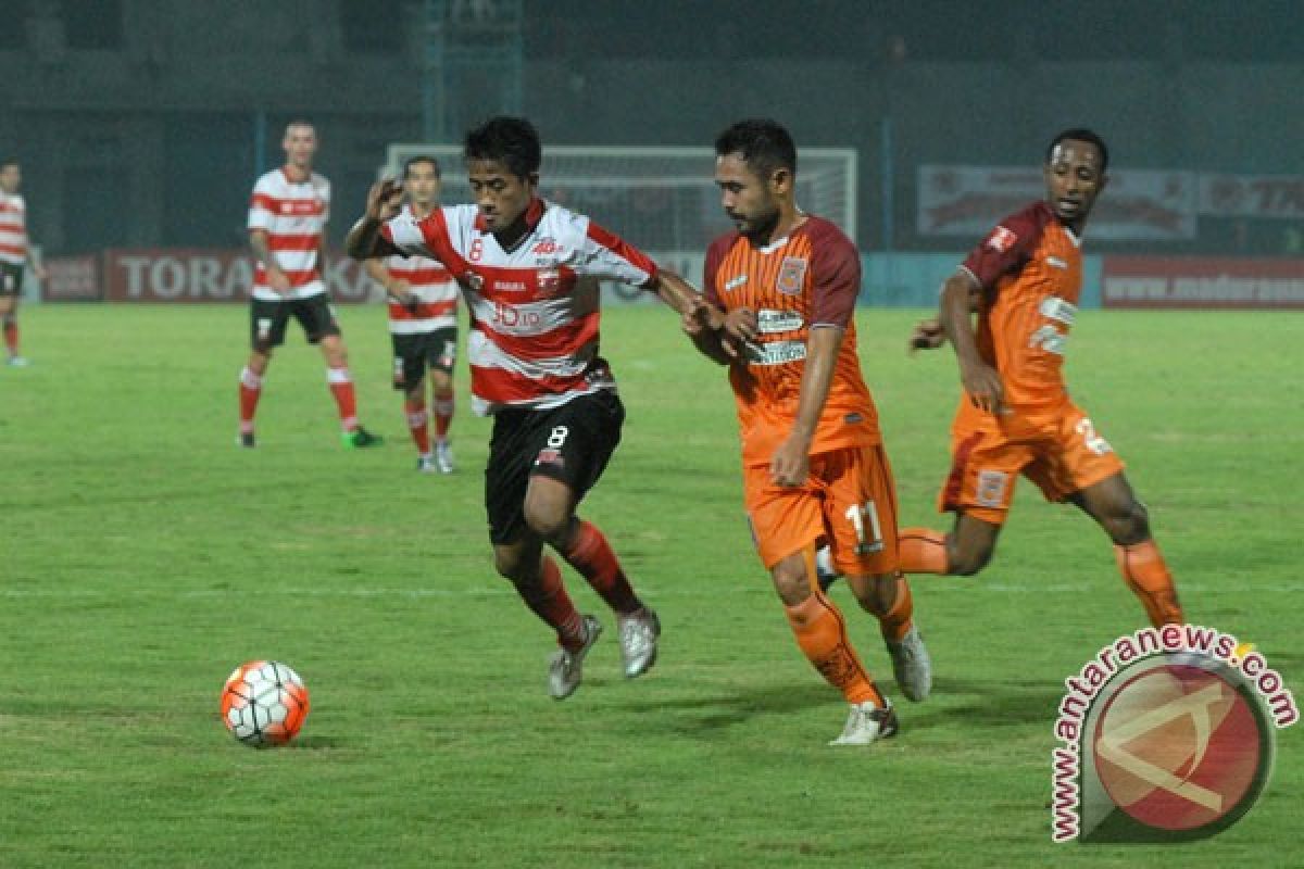 Ponaryo Astaman resmi "gantung sepatu"